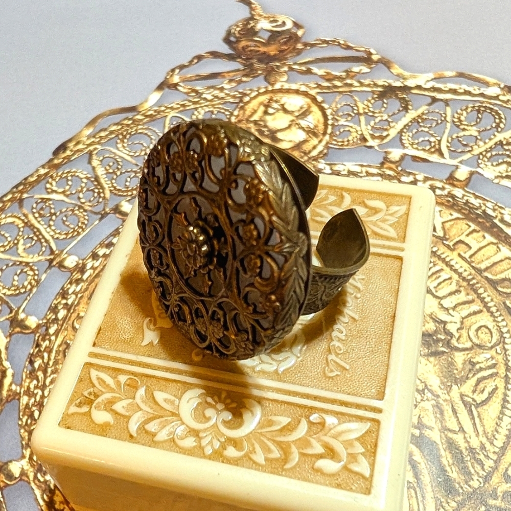 Retired Jan Michaels White Jade Donut Filigree Ring - Picture 3 of 6